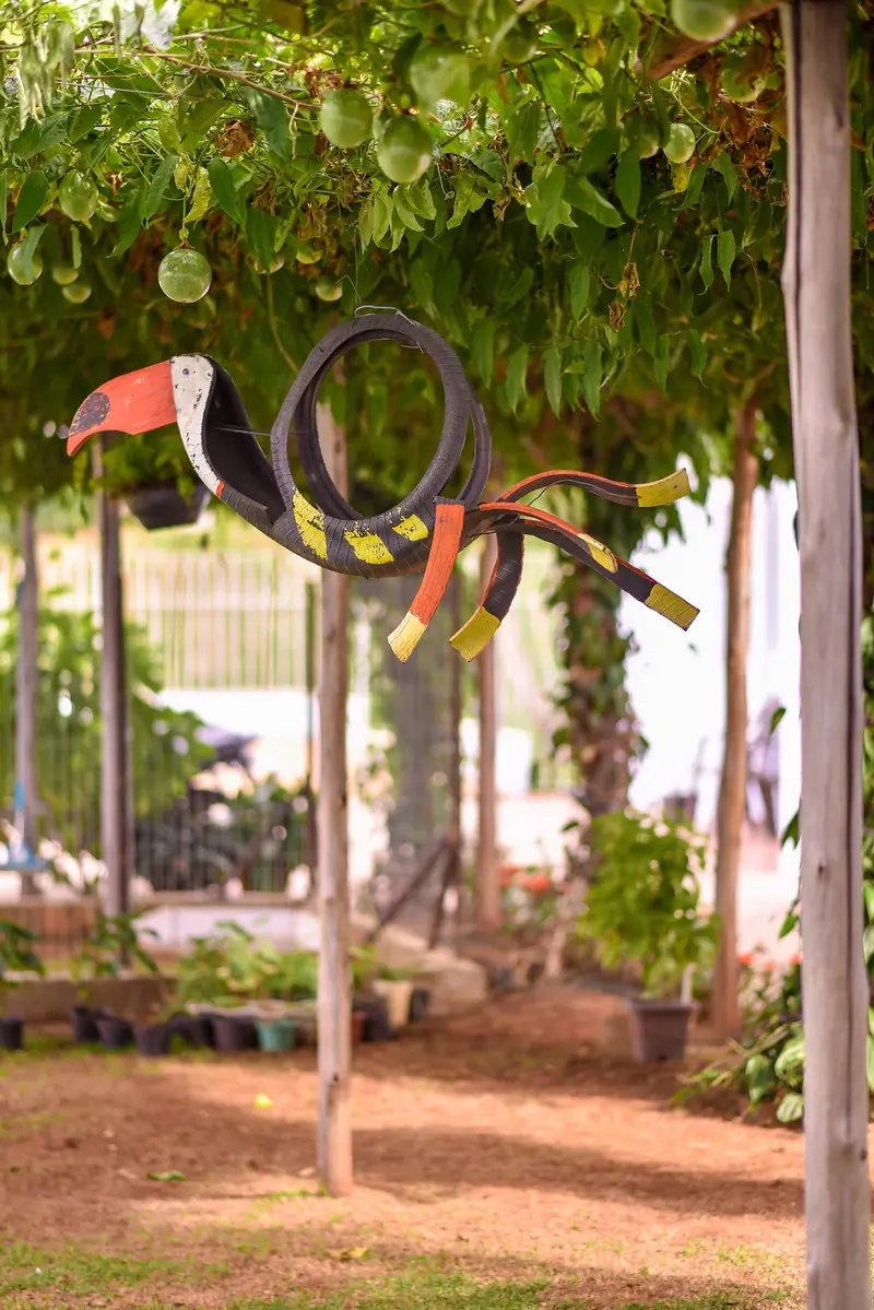 Bambolês e argolas pendurados no pergolado, área de exercícios ao ar livre