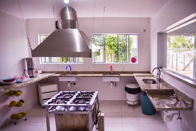 Cozinha industrial da casa, limpa e equipada