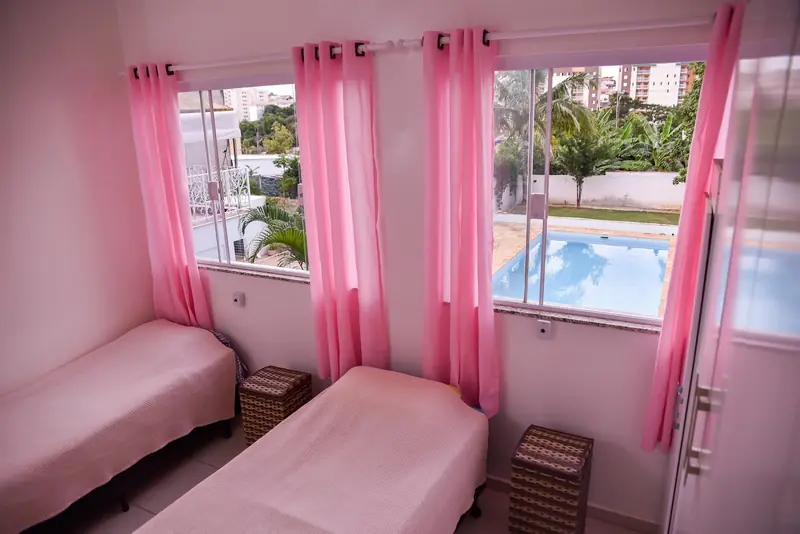 Quarto claro com camas para o descanso do meio do dia