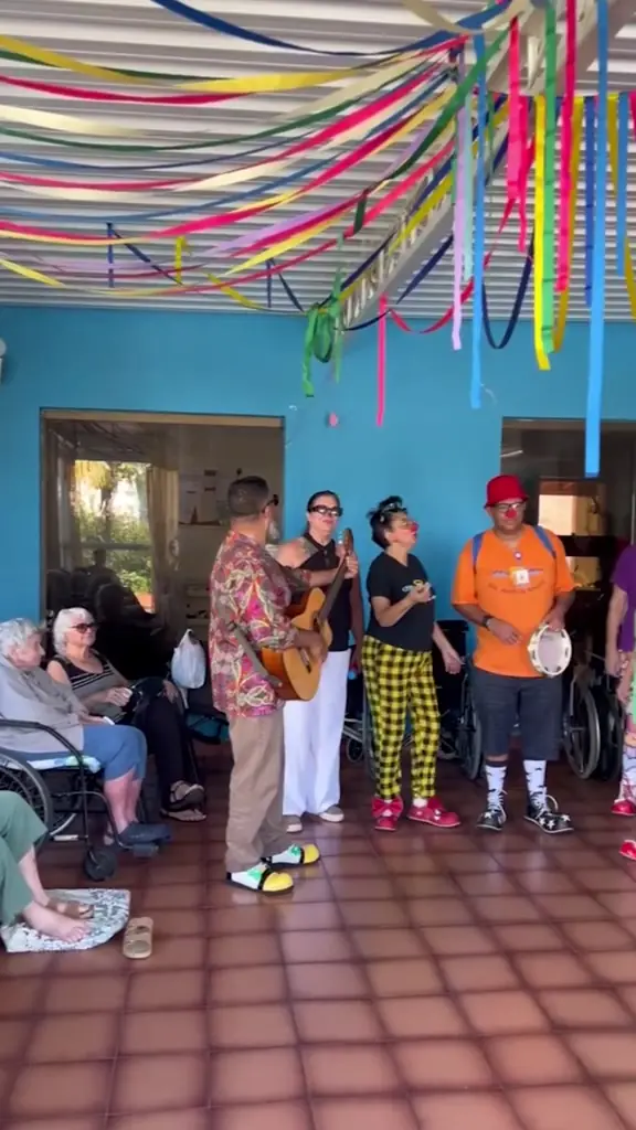 Salão decorado com fitas coloridas em dia de festa