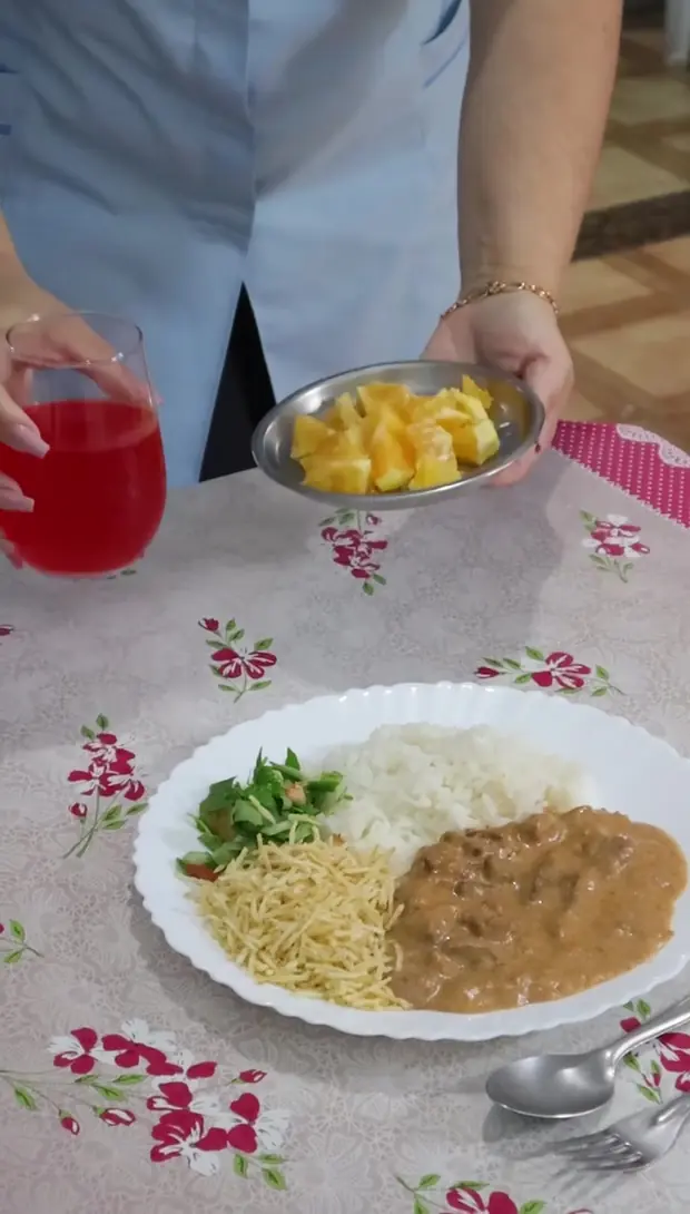 Prato de almoço servido com arroz, macarrão, carne e salada